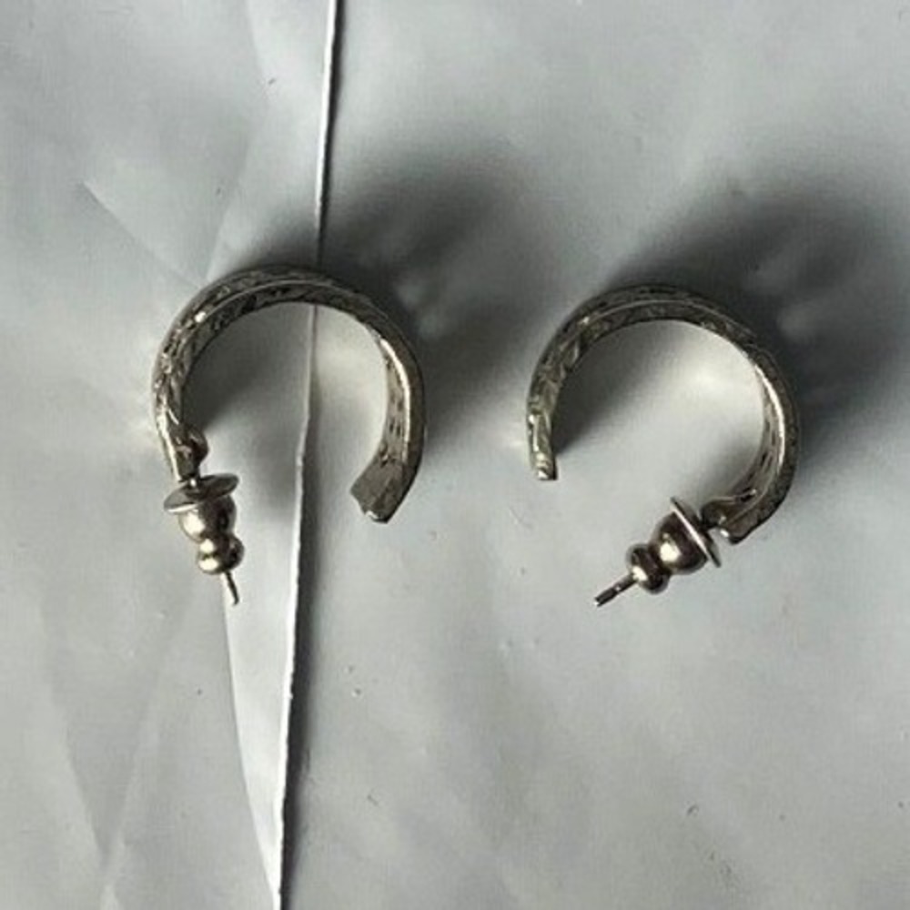 Silver Tone Hoop Earrings Small Lightweight Classic Everyday Jewelry